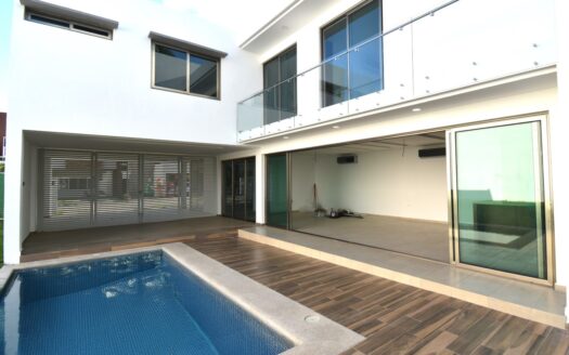 CASA CON ALBERCA EN VENTA FRACCIONAMIENTO REAL CAMPESTRE