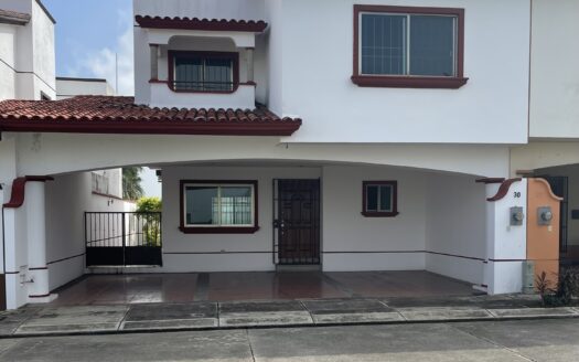 Casa en venta. Fraccionamiento Loma Real. Zona Sur. Villahermosa, Centro. Tabasco.