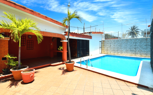 CASA EN RENTA CON ALBERCA PROPIA ZONA DEPORTIVA