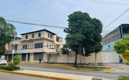 PROPIEDAD EN VENTA CON ÁREA HABITACIONAL Y LOCALES COMERCIALES –  Col. Reforma