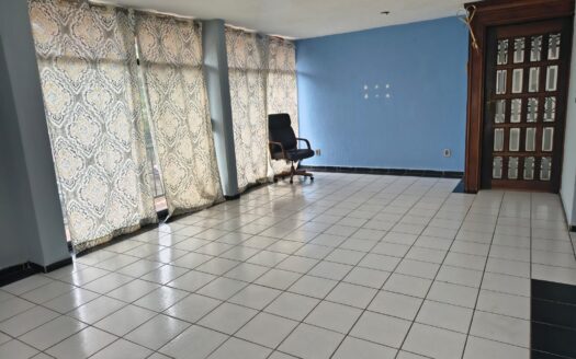 Departamento en renta muy cerca de Plaza Crystal, primer piso, 3 recámaras, climas, clósets, cochera techada y automatizada, ubicación premium.