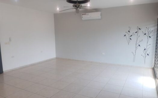 Oficina en renta Col. Primero de Mayo, muy cerca del Óvalo de la Deportiva, tercer piso, 70 m2 aprox, minisplits, baño completo, cocineta
