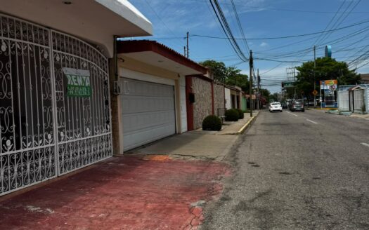 Casa en RENTA de un nivel cerca de Plaza Crystal.