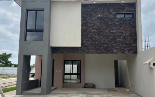 CASA EN VENTA, 3 RECÁMARAS CON BAÑO PROPIO FRACC. DIAMANTE
