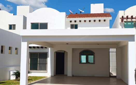 CASA EN RENTA, 4 RECÁMARAS CON BAÑO PROPIO PUERTA DE HIERRO