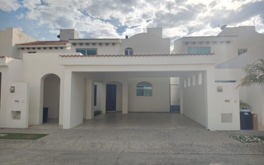 CASA EN RENTA, 3 RECÁMARAS CON BAÑO PROPIO PUERTA DE HIERRO