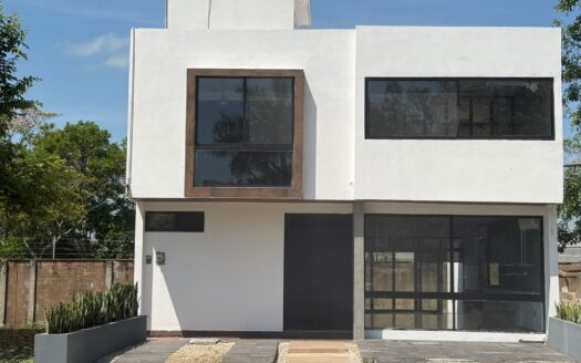 CASA EN VENTA, 3 RECÁMARAS CON BAÑO PROPIO ALTOZANO